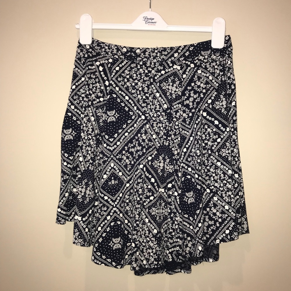 Trendy mid-length patterned shirt